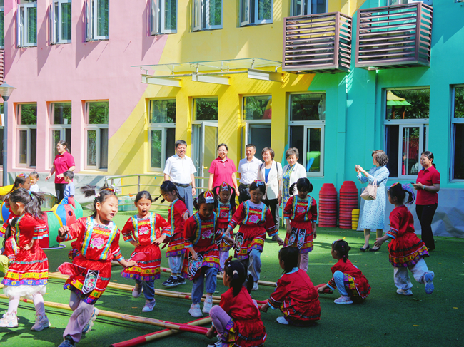 中國有研黨委委員、總會計師劉顯清與有研幼兒園小朋友歡度“六一”