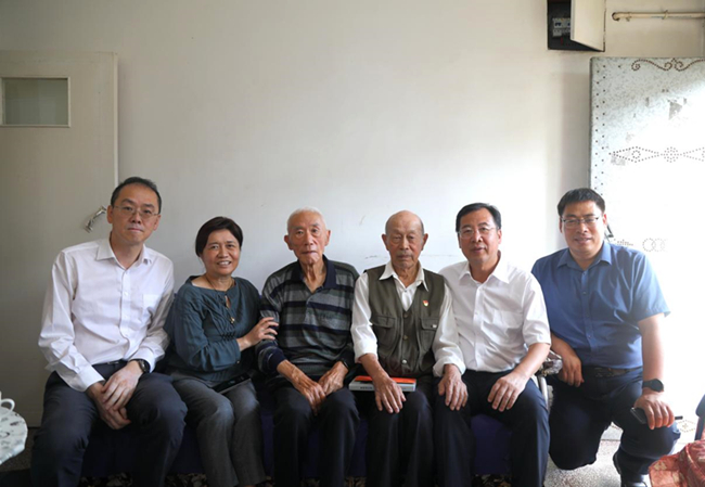 中國有研黨委書記、董事長趙曉晨看望三線建設(shè)時(shí)期援建905廠老同志代表